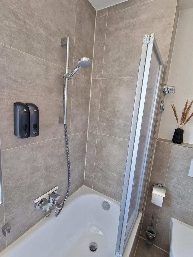 C4S Come4Stay Altoetting - 3-Zi Whg I Zentrale Lage I Parkplatz I Balkon I Wifi I Smarttv I 1 Kingsize, 1 Queensize Bett I Office Arbeitsplatz I Wohnbereich Mit Couch Und Essbereich I Voll Ausgestattete Kueche I Nespresso Eksteriør bilde