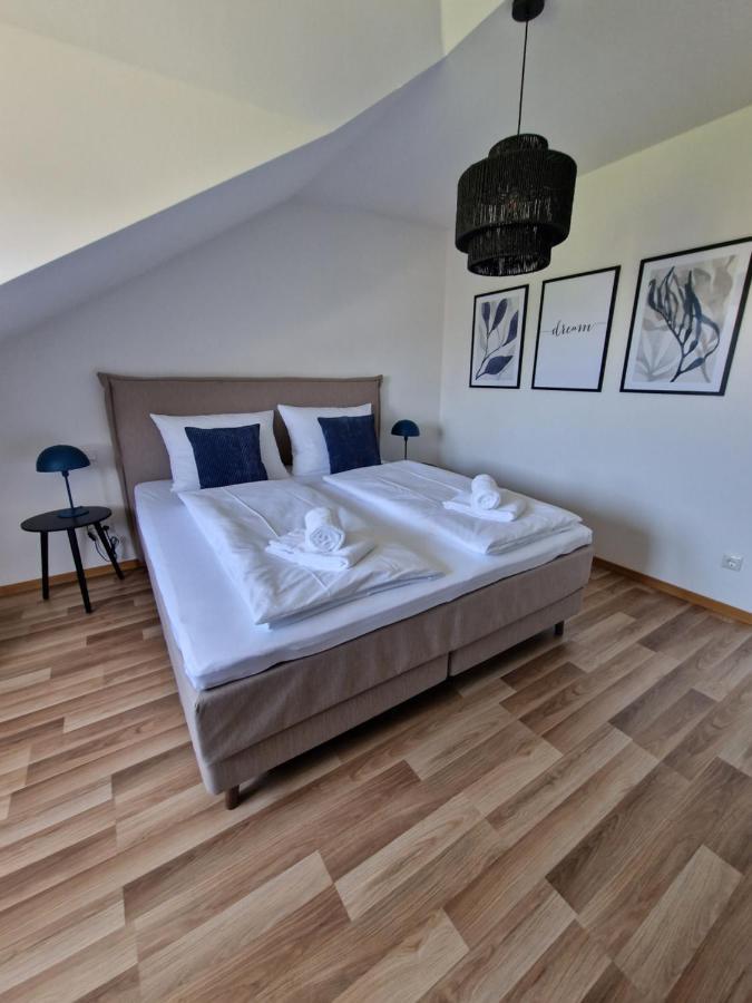 C4S Come4Stay Altoetting - 3-Zi Whg I Zentrale Lage I Parkplatz I Balkon I Wifi I Smarttv I 1 Kingsize, 1 Queensize Bett I Office Arbeitsplatz I Wohnbereich Mit Couch Und Essbereich I Voll Ausgestattete Kueche I Nespresso Eksteriør bilde