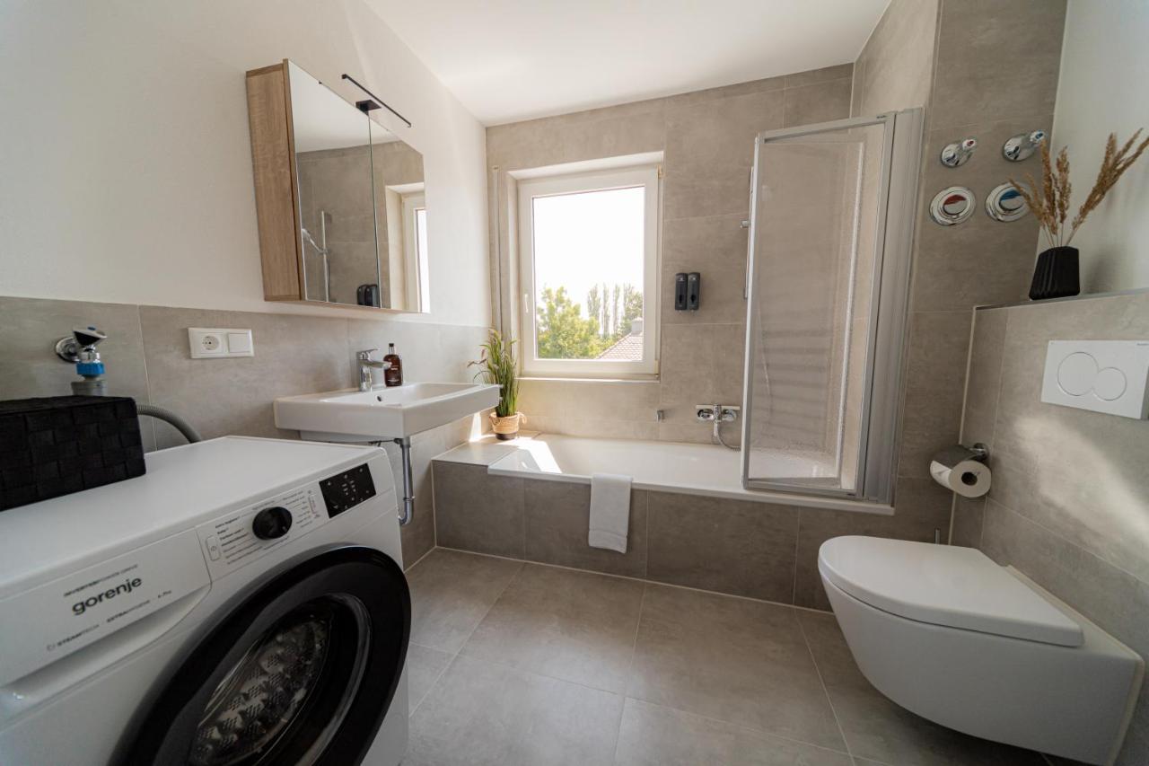 C4S Come4Stay Altoetting - 3-Zi Whg I Zentrale Lage I Parkplatz I Balkon I Wifi I Smarttv I 1 Kingsize, 1 Queensize Bett I Office Arbeitsplatz I Wohnbereich Mit Couch Und Essbereich I Voll Ausgestattete Kueche I Nespresso Eksteriør bilde