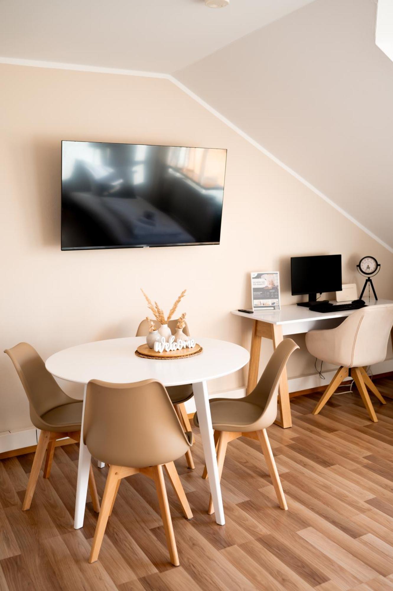 C4S Come4Stay Altoetting - 3-Zi Whg I Zentrale Lage I Parkplatz I Balkon I Wifi I Smarttv I 1 Kingsize, 1 Queensize Bett I Office Arbeitsplatz I Wohnbereich Mit Couch Und Essbereich I Voll Ausgestattete Kueche I Nespresso Eksteriør bilde